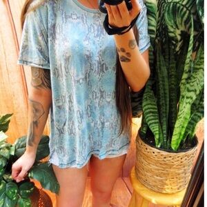 Free people soft lightweight snakeskin tee 🌿